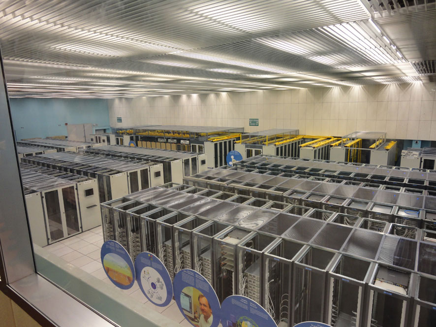 Figur 5: En liten del av CERN Computer Center  (Foto JFE).