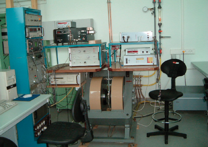Figur 4: ESR spektrometer. Prøven anbringes sentralt i elektromagneten midt i bildet hvor mikrobølger ledes inn via en bølgeleder (Wikipedia).