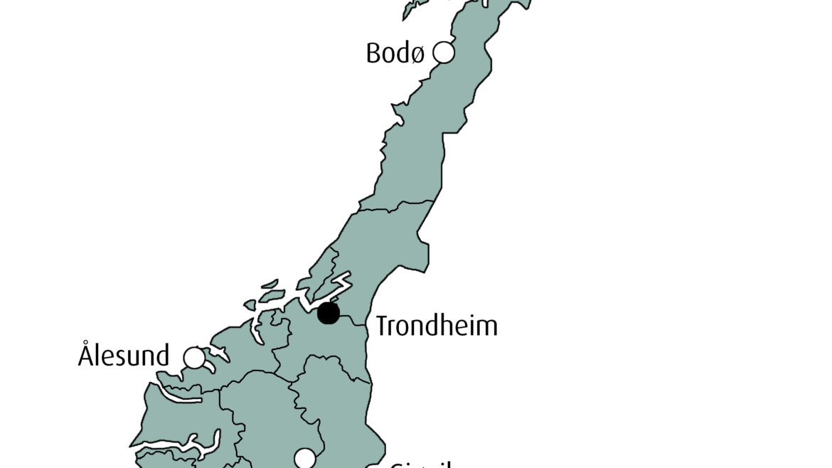 Figur 1: Byer i Norge med stråleterapisenter. Byer med hvite punkter markerer nye sentra som ble etablerte etter Norsk Kreftplan (1997). Antall ­linacer ved hver senter per 2010 er indikert i ­parentes: Tromsø (4), Bodø (1), Trondheim (4), Ålesund (2), Bergen (5), Stavanger (2), ­Kristiansand (2), Oslo (17) og Gjøvik (2).