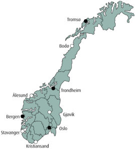 Figur 1: Byer i Norge med stråleterapisenter. Byer med hvite punkter markerer nye sentra som ble etablerte etter Norsk Kreftplan (1997). Antall ­linacer ved hver senter per 2010 er indikert i ­parentes: Tromsø (4), Bodø (1), Trondheim (4), Ålesund (2), Bergen (5), Stavanger (2), ­Kristiansand (2), Oslo (17) og Gjøvik (2).